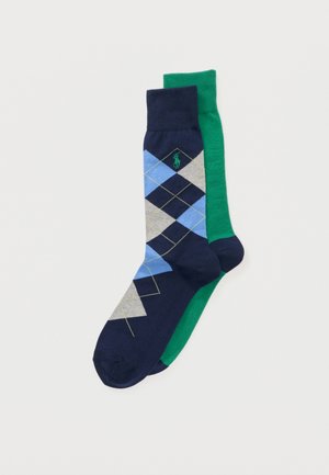 Kaks paar meestes kantavate paatkudumitega sokke, üks ühtlase rohelise tooniga ja teine tumesinine sinise ja halli argyle-mustriga, kattuvad valgel taustal.