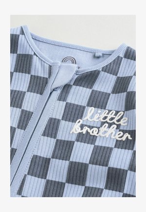 Kék és szürke kockás kardigán bordázott textúrával, kerek nyakkivágással, elülső patent zárással és hímzett "kisöcsi" részlettel.