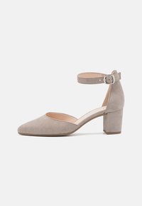 Chaussures à talons bloc pour femmes en suède taupe clair avec bout pointu et sangle de cheville ajustable avec boucle en argent sur fond uni.