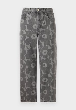 Jean en denim gris avec un grand motif floral en gris foncé, présentant une fermeture à bouton, cinq poches et une coupe droite.