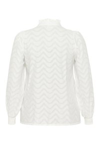 Blusa blanca con cuello volado y mangas largas abullonadas. Tejido texturizado con un sutil patrón en zigzag. Puños ajustados en los extremos de las mangas.