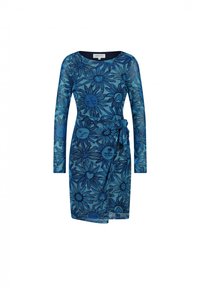 Langdurige jurk van blauwe stof met een bloemenpatroon en motieven van zon en hart, met een taille die is aangesnoerd met een vaste riem.