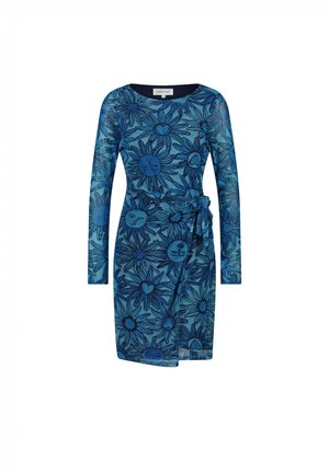 Langdurige jurk van blauwe stof met een bloemenpatroon en motieven van zon en hart, met een taille die is aangesnoerd met een vaste riem.