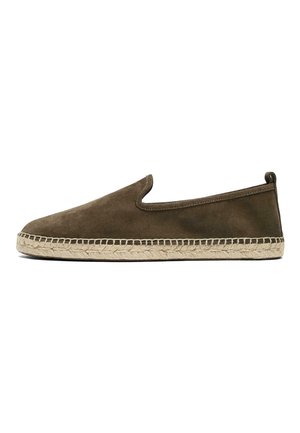 Bruine suède instap-espadrille met gevlochten juten zool en treklipje bij de hiel, zijaanzicht op witte achtergrond.