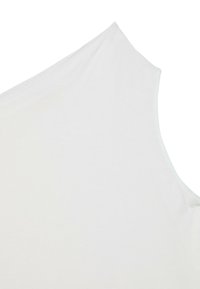 Bílý bezrukávový top, hladká tkanina, volný střih, široký výstřih, jemná textura, zakřivený lem a minimální šití.