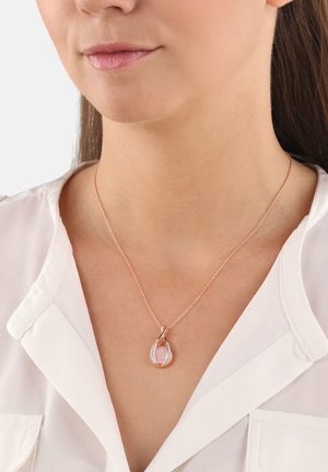 Collana con pendente in oro rosa caratterizzata da un design a goccia con una pietra rosa centrale e accenti trasparenti circostanti, su una catena sottile.