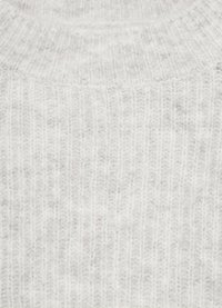 Ljusgrå stickad tröjtyg med vertikal ribbstruktur. Mjuk, varm look med rundad halsringning och ett enhetligt mönster genom hela.