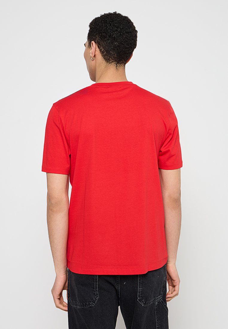 Camiseta corta roja de algodón, con cuello redondo y un corte relajado. La textura parece suave, sin patrones ni acentos.