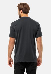 Zwarte korte mouwen t-shirt met een relaxed fit, een soepele textuur en een ronde halslijn, met opgerolde mouwen en zonder zichtbare logo's of patronen.