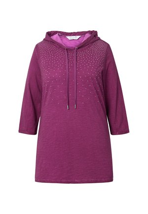 Sweat à capuche violet avec des manches trois-quarts, présentant un design texturé, des embellissements et une couleur de doublure de capuche contrastante.