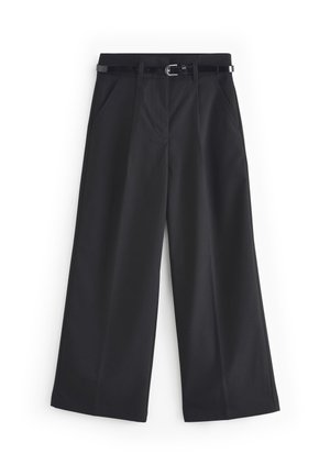 Czarne spodnie o szerokich nogawkach z bocznymi kieszeniami i cienkim czarnym paskiem z srebrną klamrą, prezentowane na białym tle.