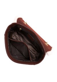 Sac à main en tissu marron avec un doux bord blanc, quincaillerie en or et doublure en satin. Dispose de deux compartiments intérieurs et d'une étiquette de logo à l'intérieur.