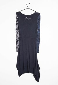 Långärmad klänning med rund halsringning, mörk marinblått tyg, asymmetrisk fåll och mönstrade ärmar i vita och blå design.