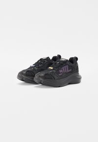 Pantofi sport negri cu superior din plasă și țesătură, talpă din cauciuc, design cu șireturi, având un logo violet și detalii subtil strălucitoare.