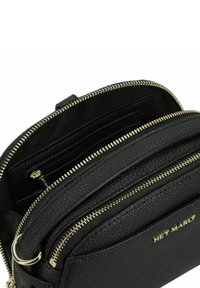 Schwarze Lederhandtasche mit zwei großen Reißverschlussfächern und einer Vordertasche. Verfügt über Hardware in Goldton und geprägtes "HEY MARLY"-Branding.