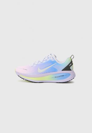 Nike ZoomX hardloopschoen in pastelverloopkleuren met witte veters en zwarte hieltab op een lichte achtergrond.