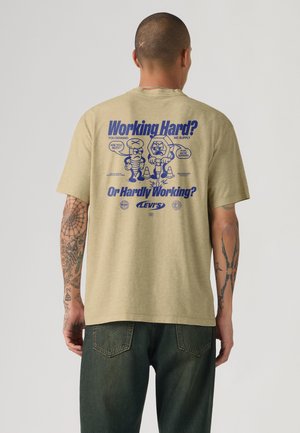 Levi's® VINTAGE FIT TEE UNISEX - T-shirt imprimé - working hard castle wall