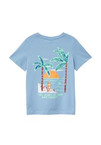 Lichtblauw T-shirt met korte mouwen, voorzien van een grafisch ontwerp van palmbomen, een surfplank en een zonsondergang, met de tekst "DE PLAATS VAN ZON EN GENIETEN!"