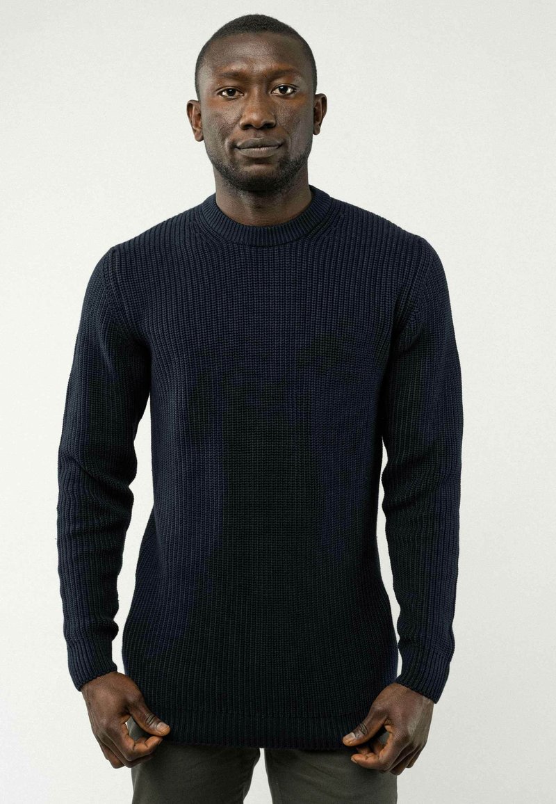 Marineblauer Rippstrickpullover mit rundem Halsausschnitt und langen Ärmeln, aus strukturiertem Strickstoff mit einer leicht taillierten Passform in der Taille.