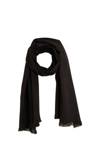 Bufanda negra con un patrón texturizado, que presenta bordes con flecos y un material suave, diseñada para mantener el calor y para usar en capas.
