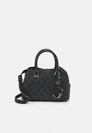 Schwarze Guess-Handtasche mit gemustertem Logo, doppelten Griffen, abnehmbarem Schulterriemen und großem metallischem "G" Anhänger vorne.