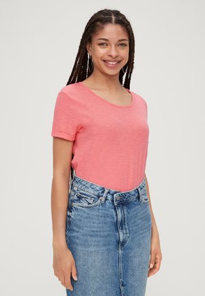 T-shirt a maniche corte, con scollo a barca, in tessuto rosa chiaro, abbinato a una gonna di denim a vita alta. Tessuto morbido, vestibilità casual.