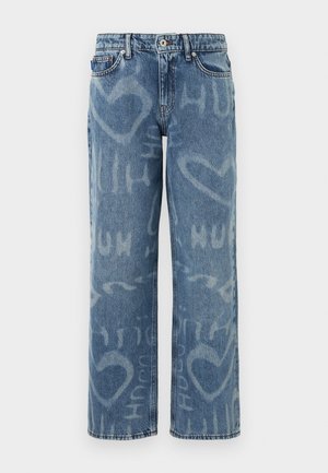 Τζιν παντελόνι με φαρδύ πόδι σε μπλε χρώμα, με ξεθωριασμένο πλύσιμο και λευκά σχέδια σε σχήμα καρδιάς και κείμενο, πέντε τσέπες και κανονικό κλείσιμο με κουμπί.