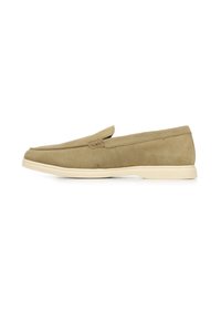 Mocasines de ante en marrón claro con un perfil bajo, textura suave y suela de goma color crema. Diseño sencillo sin adornos adicionales.