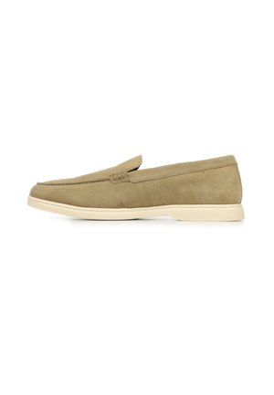 Mocassins en daim marron clair avec une silhouette basse, une texture douce et une semelle en caoutchouc de couleur crème. Design simple sans embellissements supplémentaires.