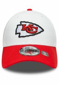 Gorra roja y blanca con el logo bordado de los Kansas City Chiefs. Presenta una visera redondeada, ajuste ajustable y tela texturizada.