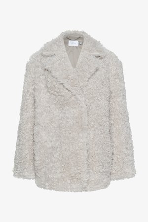 Palton din blană sintetică de culoare bej deschis, cu o suprafață texturată și pufoasă. Dispune de un guler lat și o siluetă relaxată. Fără închideri vizibile.