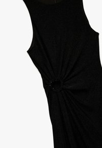 Czarna sukienka bez rękawów o marszczonym fasonie, z okrągłym wycięciem ozdobionym małymi koralikami. Materiał ma subtelny blask.