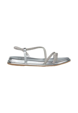 Sandal in metallo argento, piatto, con sottili cinturini intrecciati e una suola bassa e liscia. Presenta dettagli testurizzati sui cinturini e una leggera lucentezza.