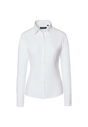 Biała koszula z długim rękawem, z kołnierzykiem, zapinana na guziki, o dopasowanym kroju. Wykonana z gładkiego materiału, bez wzorów ani akcentów.