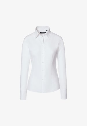 Biała koszula z długim rękawem, z kołnierzykiem, zapinana na guziki, o dopasowanym kroju. Wykonana z gładkiego materiału, bez wzorów ani akcentów.