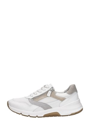 Witte en grijze sportschoen met zijrits, mesh- en leren panelen, veters aan de voorkant en een rubberen zool met een bruin profiel.