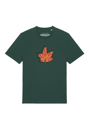 Donkergroene T-shirt met korte mouwen en een oranje esdoornbladontwerp omrand in zwart, gecentreerd aan de voorkant.