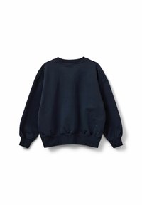 Námornícky modrý oversized sveter, s okrúhlym výstrihom, dlhými rukávmi, rebrovanými manžetami a lemom. Vyrobený z mäkkej, štruktúrovanej látky.