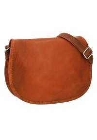 Hnědá kožená kabelka přes rameno s zakřiveným tvarem, viditelným prošitím, kovovou sponou a nastavitelným popruhem.