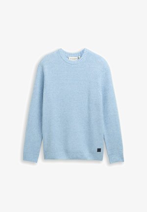 Jasnoniebieski sweter dziergany z teksturowanym wzorem, długimi rękawami oraz prążkowanym kołnierzem i obszyciem. Posiada małą czarną metkę z logo po boku.