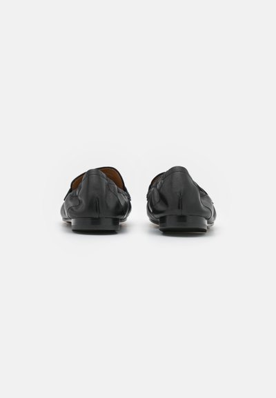 Chaussures noires en cuir à enfiler avec une finition lisse, un talon bas et un bout rond. Présentent des coutures discrètes et un intérieur rembourré.