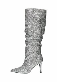 Knee-high hopeakimalaiset stiletto-botsit, joissa on laskostettu muotoilu ja teräväkärkinen kärki. Hohtava pinta koko kengän pituudelta, jossa on sulavalinjainen siluetti.