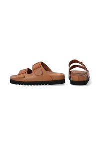 Brune lædersandaler med dobbelte spænder, flad sort gummisål og et struktureret zigzag-mønster på sålen.