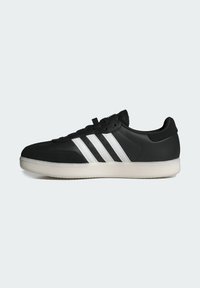 Czarne buty sportowe z teksturowaną skórzaną cholewką, trzema białymi paskami, sznurowanym zapięciem i gumową podeszwą.