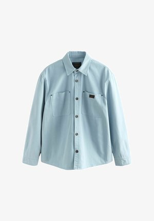 Lyseblå skjorte med knapper lavet af bomuld, med to brystlommer, en klassisk krave og sølvhardware knapper. Glat tekstur.