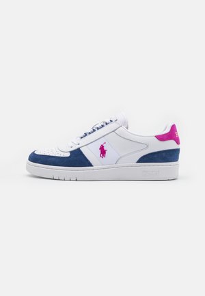 Hvid sneaker med marineblå ruskindaccent, lyserødt logo på siden og lyserød hælflap, vist fra ydersiden på en hvid baggrund.