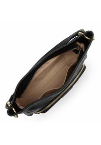 Borsa a mano in pelle nera con finitura testurizzata. L'interno è in tessuto beige con una tasca con zip e scomparti organizzativi. Cerniere in tono dorato.