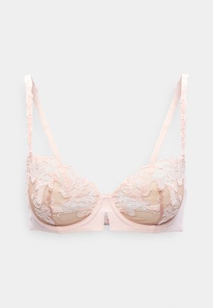Lace onderwired bra in zacht roze met doorschijnende mesh cups, voorzien van bloemenkant accenten en verstelbare banden. Glad materiaal langs de band.
