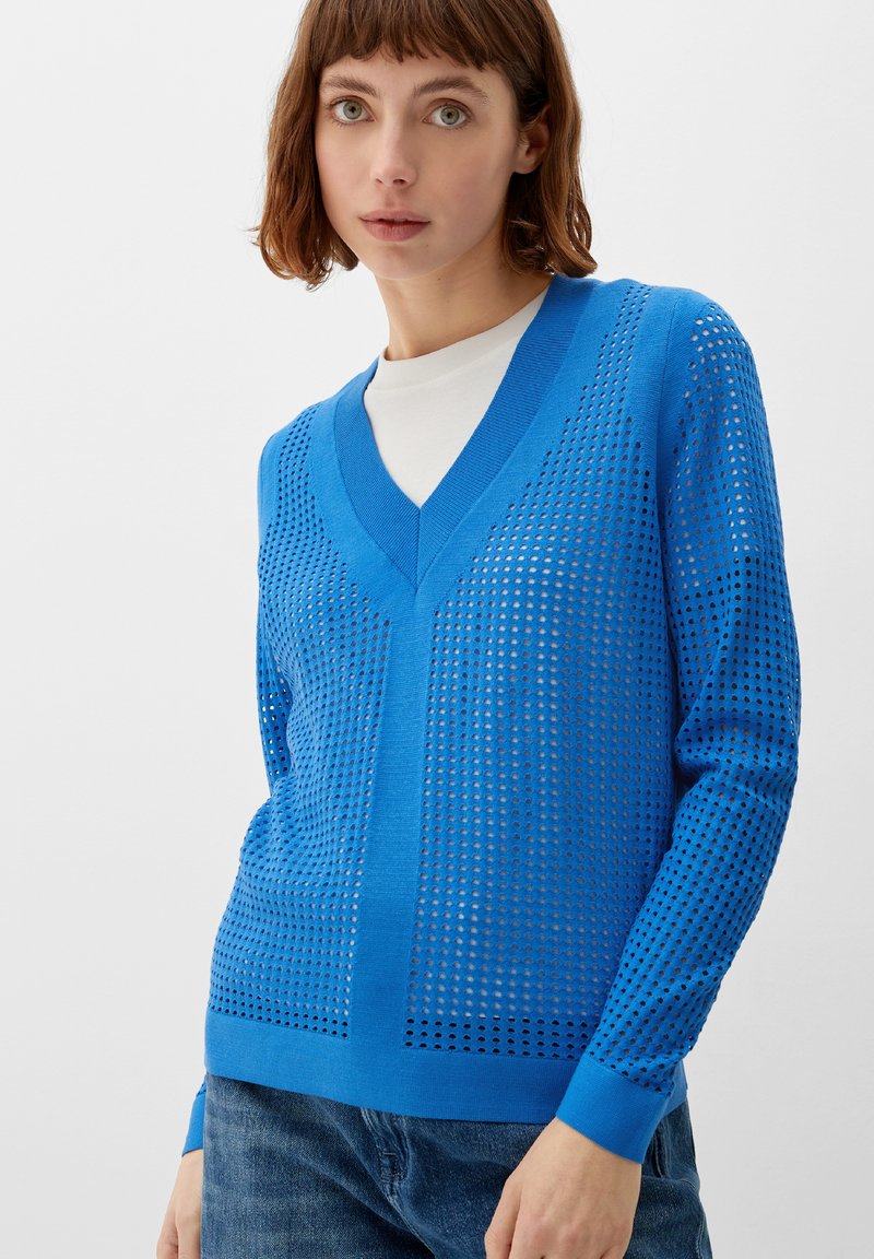 Blauer Strickpullover mit V-Ausschnitt und offener Webstruktur. Verfügt über lange Ärmel und gerippte Bündchen, die für eine strukturierte Optik sorgen.