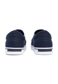 Σκούρα μπλε καμβά υφασμάτινα παπούτσια τύπου slip-on με λευκή λαστιχένια σόλα. Διαθέτουν ρ αμμένα διακοσμητικά στοιχεία και ετικέτα με λογότυπο στη φτέρνα. Ομαλή υφή.